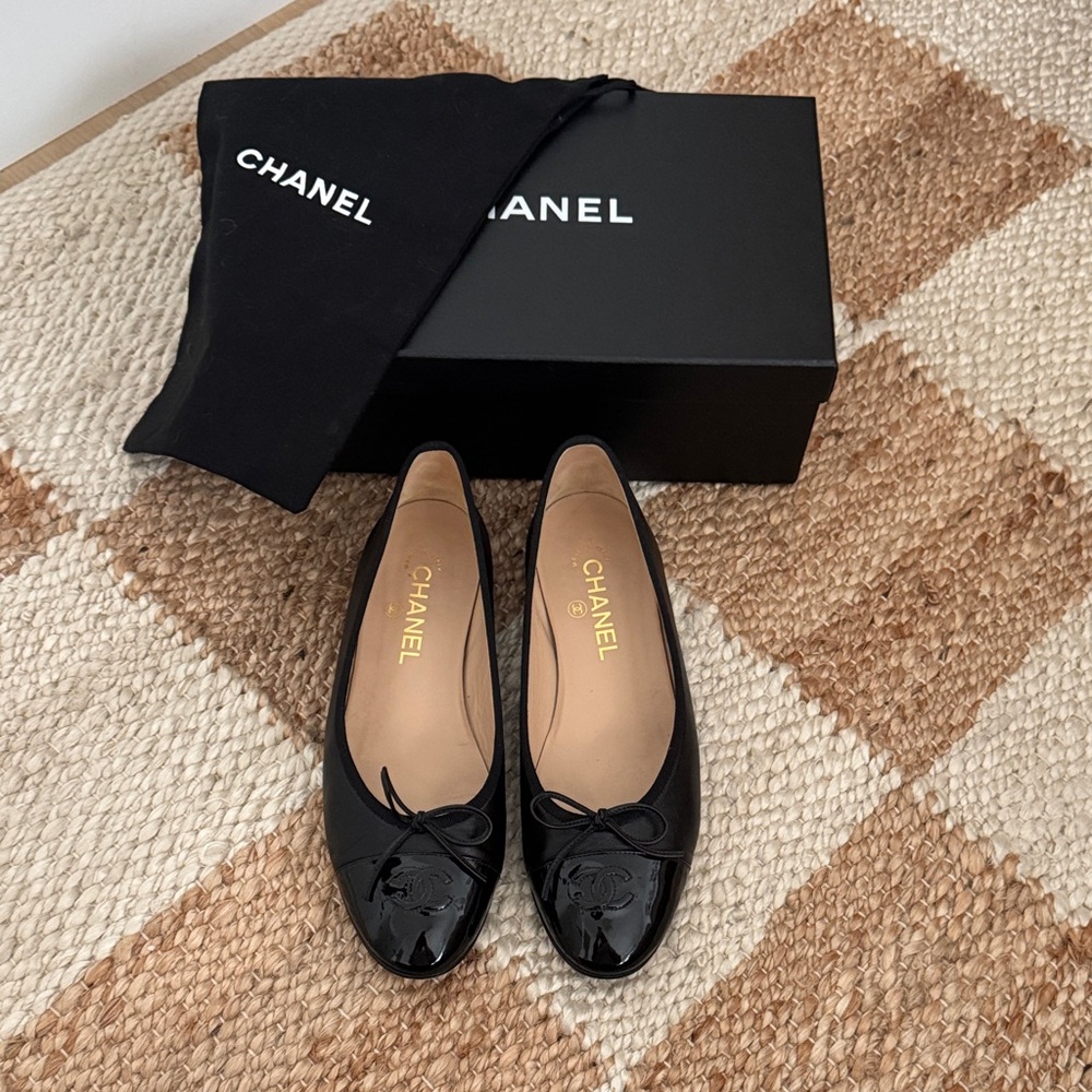 *SOLD* Authentic CHANEL Black Lambskin Patent Ballerina Flats sz 39 - Picture 1 of 12
